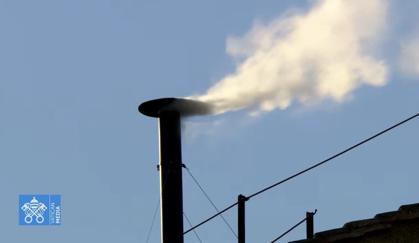 Habemus Papam: sale fumata blanca por chimenea Capilla Sixtina
