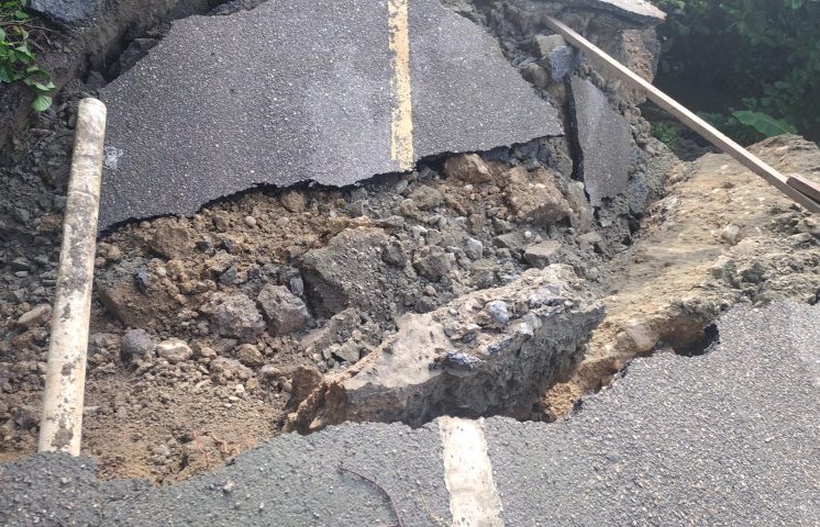 Lluvias provocan colapso de puente en Villa Tapia, Hermanas Mirabal