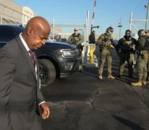 Arrestan al alcalde de Newark por protestar contra centro de detención