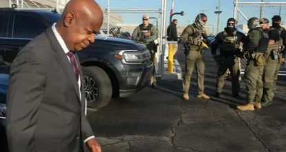 Arrestan al alcalde de Newark por protestar contra centro de detención