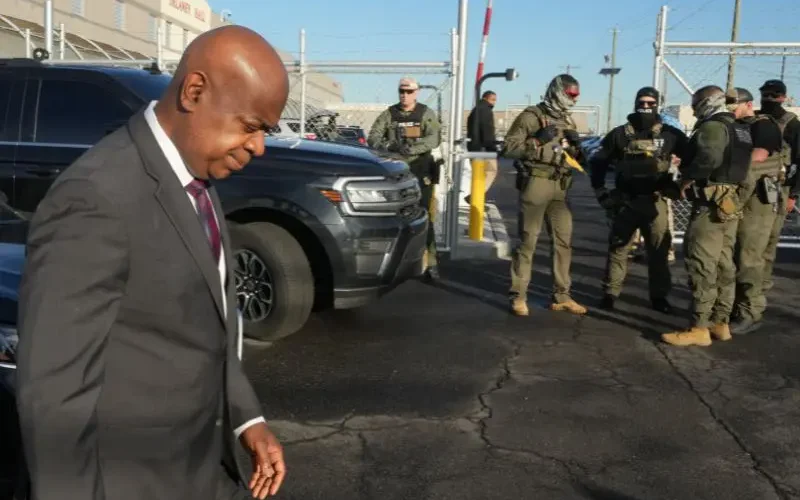 Arrestan al alcalde de Newark por protestar contra centro de detención