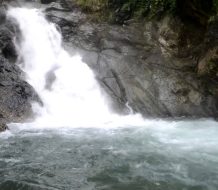 COE rescata a 14 personas arrastradas por aguas del río Jima en Bonao 