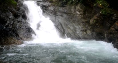 COE rescata a 14 personas arrastradas por aguas del río Jima en Bonao 