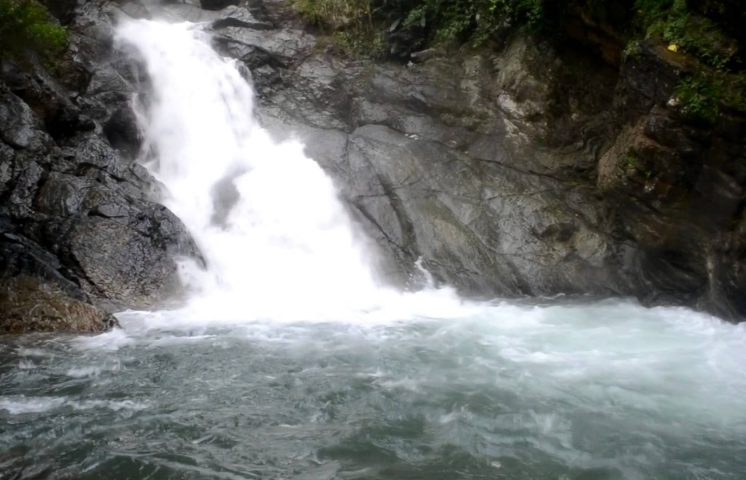 COE rescata a 14 personas arrastradas por aguas del río Jima en Bonao 