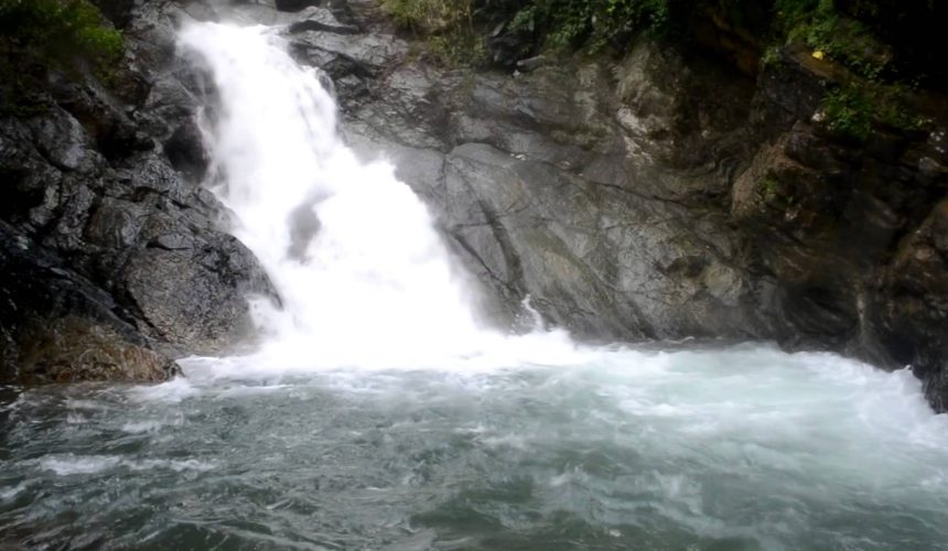 COE rescata a 14 personas arrastradas por aguas del río Jima en Bonao 