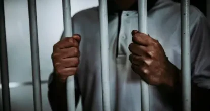 Condenan a 20 años de prisión a un hombre que agredió a otro a machetazos en SDE