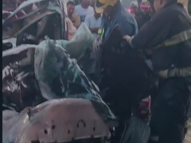 Hombre pierde la vida en accidente entre carro y autobús en Azua