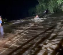 Bomberos rescatan a cuatro jóvenes atrapados por la crecida de un río en Hato Mayor