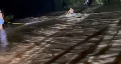Bomberos rescatan a cuatro jóvenes atrapados por la crecida de un río en Hato Mayor