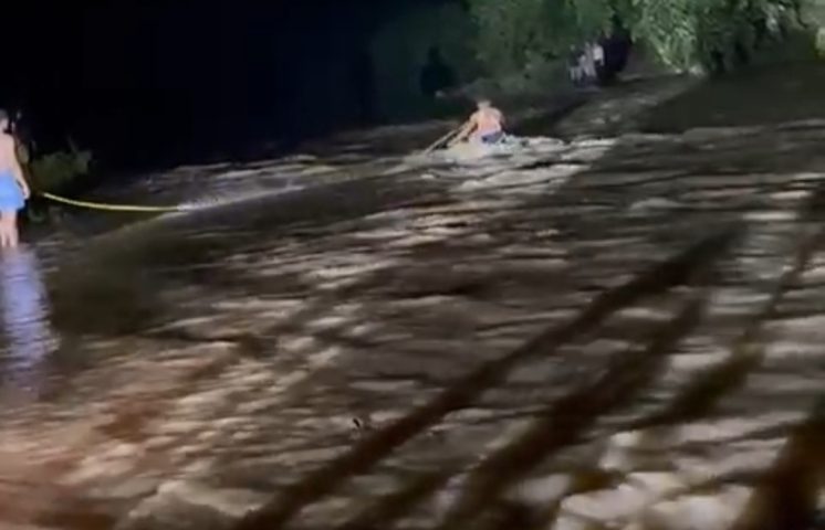Bomberos rescatan a cuatro jóvenes atrapados por la crecida de un río en Hato Mayor