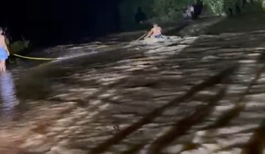 Bomberos rescatan a cuatro jóvenes atrapados por la crecida de un río en Hato Mayor