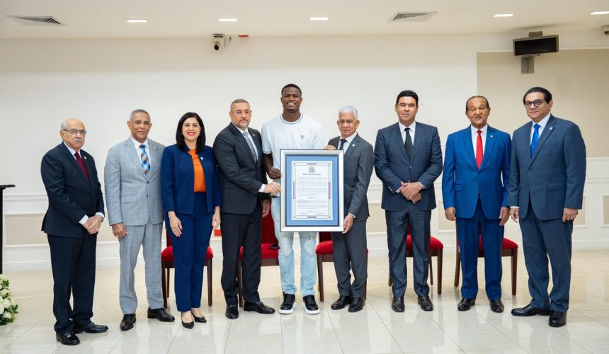 Senado reconoce al boxeador Cristian Pinales por ganar medalla en Juegos Olímpicos de París