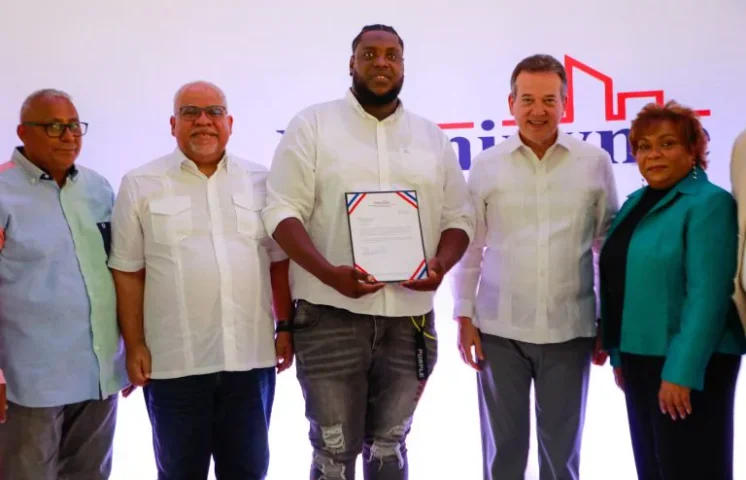 Microempresarios de Pedro Brand reciben RD$90 millones en préstamos del Gobierno