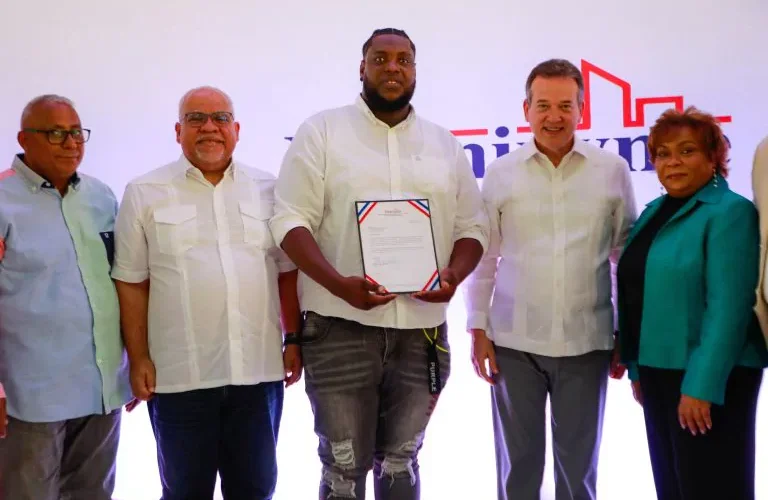 Microempresarios de Pedro Brand reciben RD$90 millones en préstamos del Gobierno