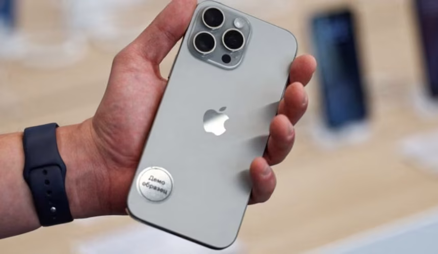 Trump anuncia imposición de arancel del 25% a los iPhones si Apple no los fabrica en EE. UU. 