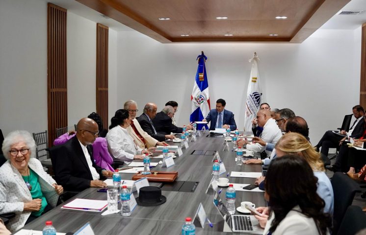 Roberto Ángel presenta al Consejo Nacional de Cultura los ejes de su gestión  