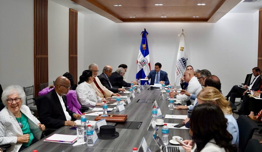 Roberto Ángel presenta al Consejo Nacional de Cultura los ejes de su gestión  