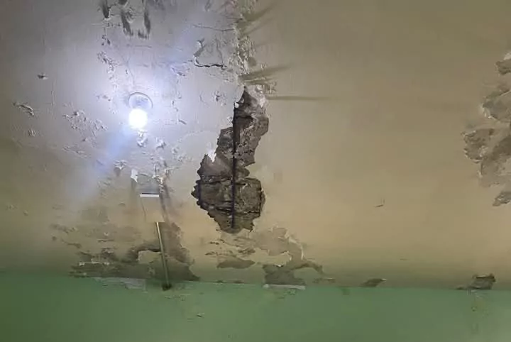 Continúa desprendimientos estructurales en escuela pública de Las Gordas en Nagua 