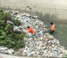 Basura en canal Ysura dificulta recuperación de cadáver en Azua