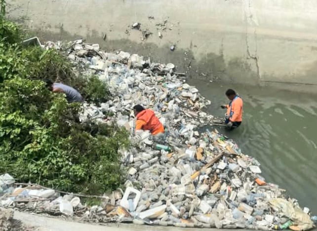 Basura en canal Ysura dificulta recuperación de cadáver en Azua