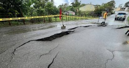 ¡Ahora! Lluvias provocan hundimiento de carretera en Gaspar Hernández 