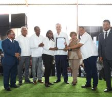Abinader inicia programa de titulación municipal en Monte Plata con la entrega de1,400 certificados