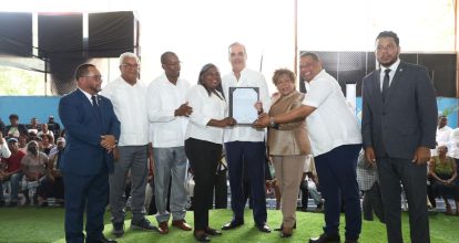Abinader inicia programa de titulación municipal en Monte Plata con la entrega de1,400 certificados