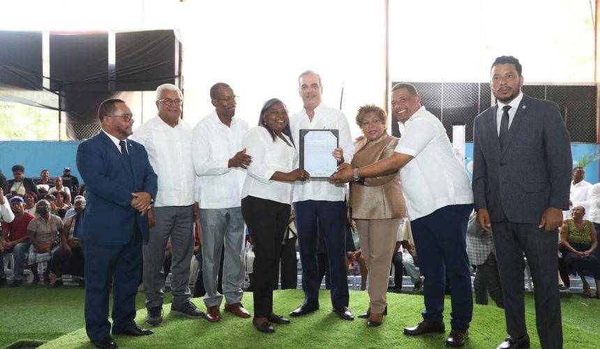 Abinader inicia programa de titulación municipal en Monte Plata con la entrega de1,400 certificados