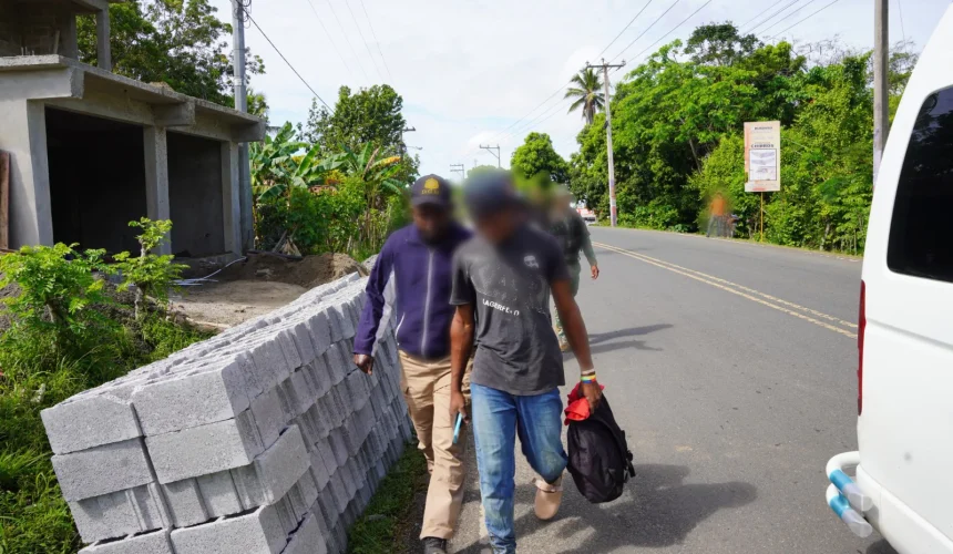 Autoridades migratorias interceptan a más de 1,300 haitianos; más de 1,000 son deportados