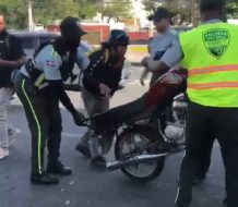 Retienen motocicleta supuestamente por transitar por túnel de la 27 de Febrero; propietaria se niega