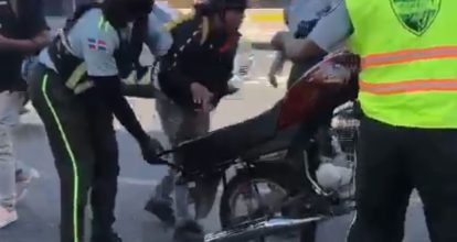 Retienen motocicleta supuestamente por transitar por túnel de la 27 de Febrero; propietaria se niega