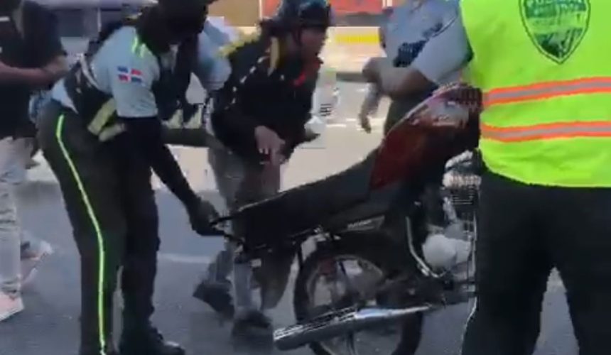 Retienen motocicleta supuestamente por transitar por túnel de la 27 de Febrero; propietaria se niega