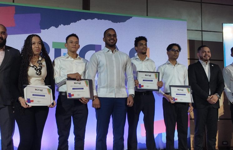 ITLA otorga 103 becas completas en su 25 aniversario