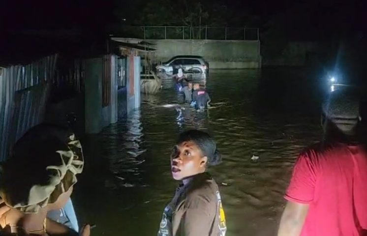 Lluvias provocan crecida de río Masacre; calles de Juana Méndez se inundan