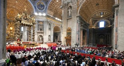 Los cardenales se retiran a almorzar antes de encerrarse para el cónclave en la Capilla Sixtina
