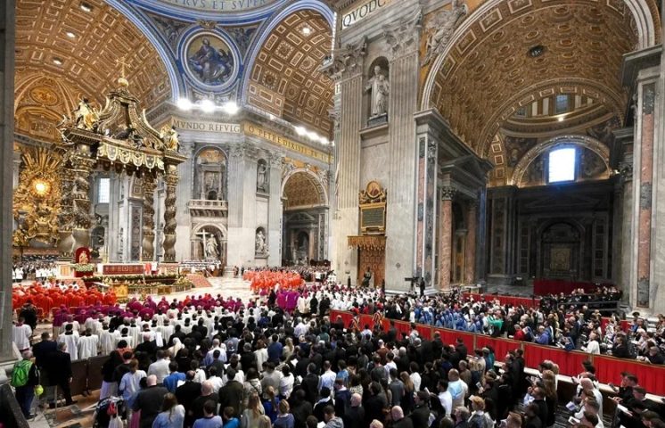 Los cardenales se retiran a almorzar antes de encerrarse para el cónclave en la Capilla Sixtina