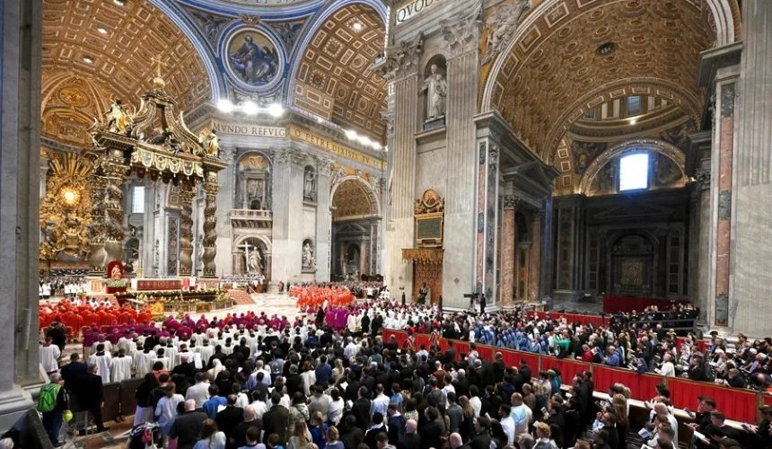 Los cardenales se retiran a almorzar antes de encerrarse para el cónclave en la Capilla Sixtina