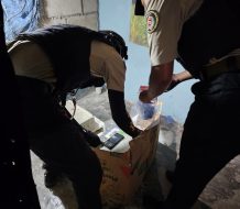 Atacan a tiros a agentes de la DNCD en Baní tras ocupar presuntas sustancias ilícitas  