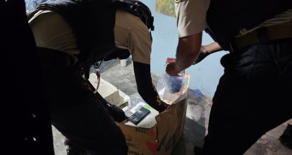 Atacan a tiros a agentes de la DNCD en Baní tras ocupar presuntas sustancias ilícitas  
