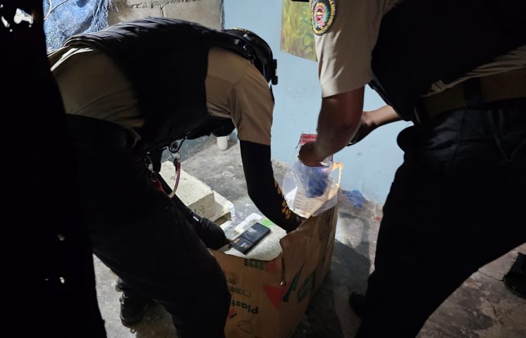 Atacan a tiros a agentes de la DNCD en Baní tras ocupar presuntas sustancias ilícitas  