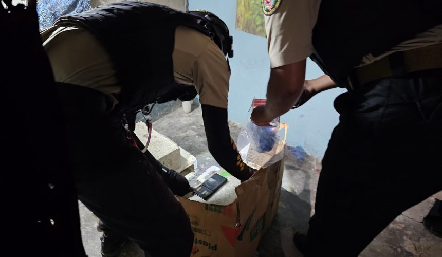 Atacan a tiros a agentes de la DNCD en Baní tras ocupar presuntas sustancias ilícitas  