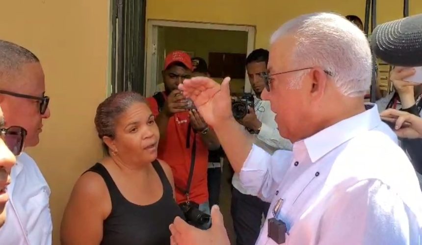 Gobierno lleva ayuda a Gaspar Hernández tras familias perder sus ajuares por lluvias