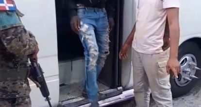 Interceptan minibús con cinco haitianos indocumentados en San Juan; conductor emprendió la huida