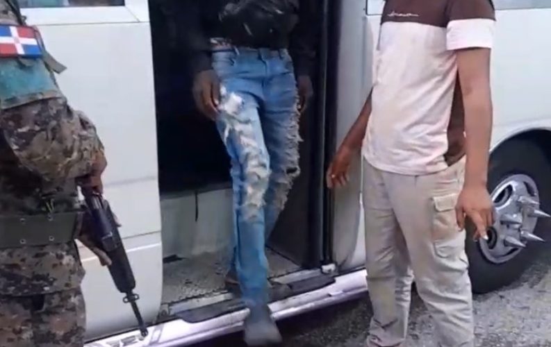 Interceptan minibús con cinco haitianos indocumentados en San Juan; conductor emprendió la huida