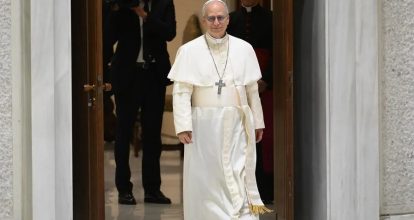 El papa León XIV pide a los periodistas: Desarmemos las palabras y ayudaremos a desarmar la Tierra