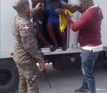 Arrestan 18 haitianos indocumentados en San Juan; los transportaban ocultos en camión