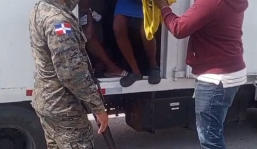 Arrestan 18 haitianos indocumentados en San Juan; los transportaban ocultos en camión 