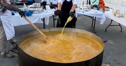 FEDA y chef Solangel Velázquez realizan Asopao de Mariscos con Coco para mil personas en Samaná