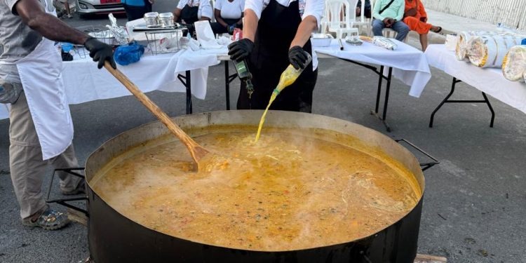FEDA y chef Solangel Velázquez realizan Asopao de Mariscos con Coco para mil personas en Samaná