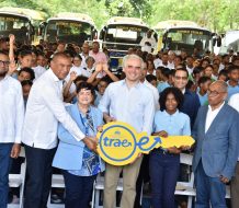 Ministro de Educación encabeza entrega autobuses escolares en El Seibo
